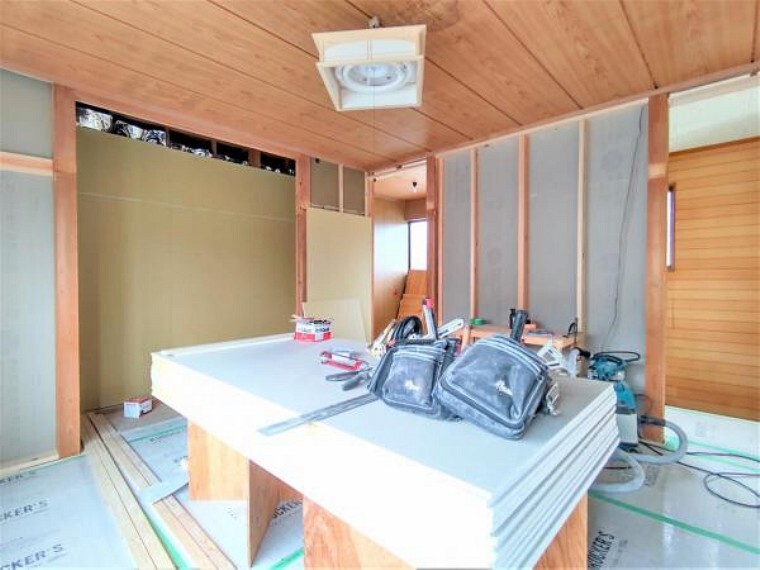 【リフォーム中】2階東側9.5帖洋室別角度です。東側と南側に窓があるため、日当たりが良く、明るい空間になりますよ。
