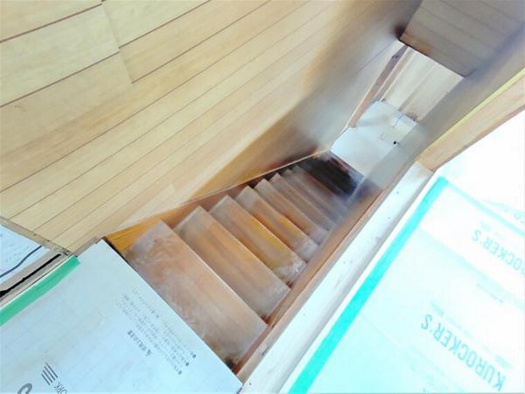 構造・工法・仕様 【リフォーム中】階段は一部重ね張り、一部塗装をします。手すりとすべり止めを設置するため、小さなお子様でもラクラク上り下りできますよ。