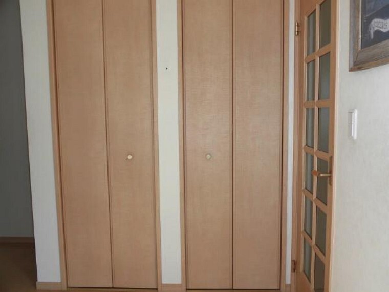 【リフォーム中写真】玄関ホールにはたっぷり入るシューズクローゼットがあります。ご家族全員の靴が収納できますので、玄関がすっきり片付きます。
