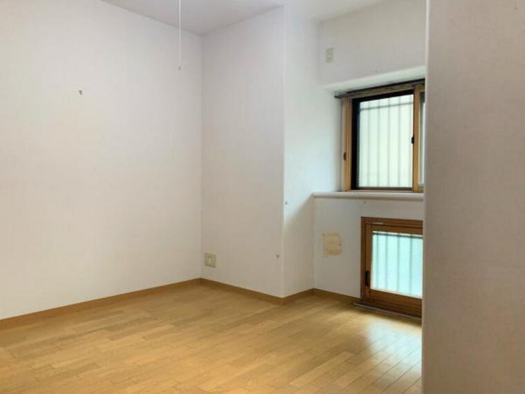 【リフォーム前写真】約6帖の洋室のお部屋です。こちらは床のクリーニング、クロス張替えを行います。
