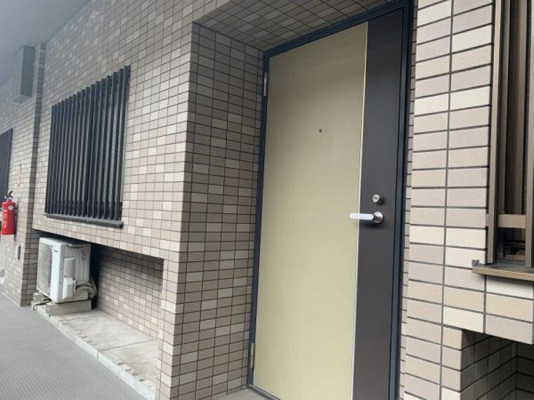 玄関 【共用部】玄関は鍵の交換を行う予定です。
