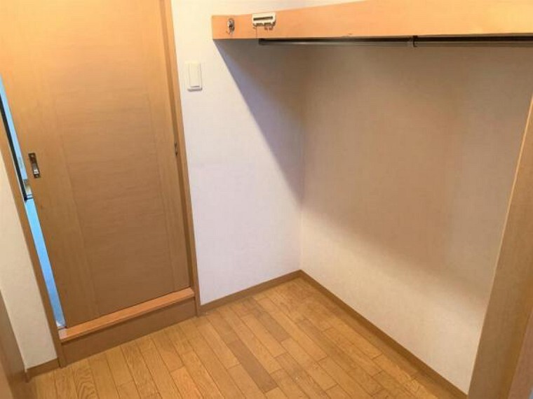 収納 【リフォーム前写真】約6帖の洋室にはウォークインクローゼットがあります。収納が多いのは嬉しいポイントですね。