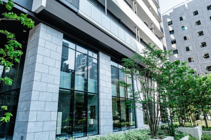 外観写真 【マンション出入口外観】メイン出入口には水盤があり、よりマンションのモダンでスタイリッシュな印象を引きだしてくれます。