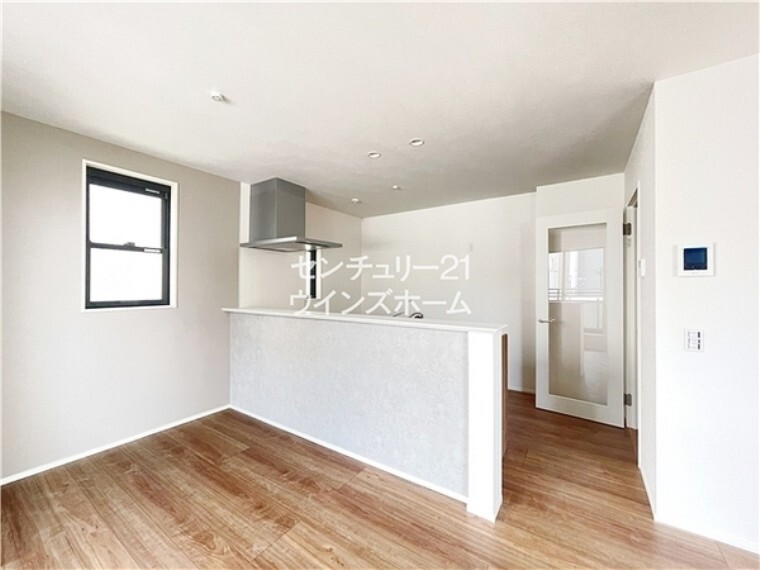 キッチン キッチンにいるママの顔が見える空間設計。キッチンで作業をしながらでも、リビング、ダイニングにいるご家族との繋がりを感じさせます。