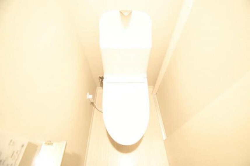 トイレ 白を基調としたトイレは温水洗浄便座付き