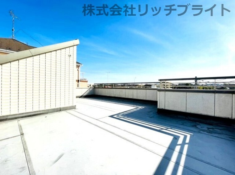 約20帖越えのスカイバルコニーは水栓付きで、プールやBBQが楽しめます。