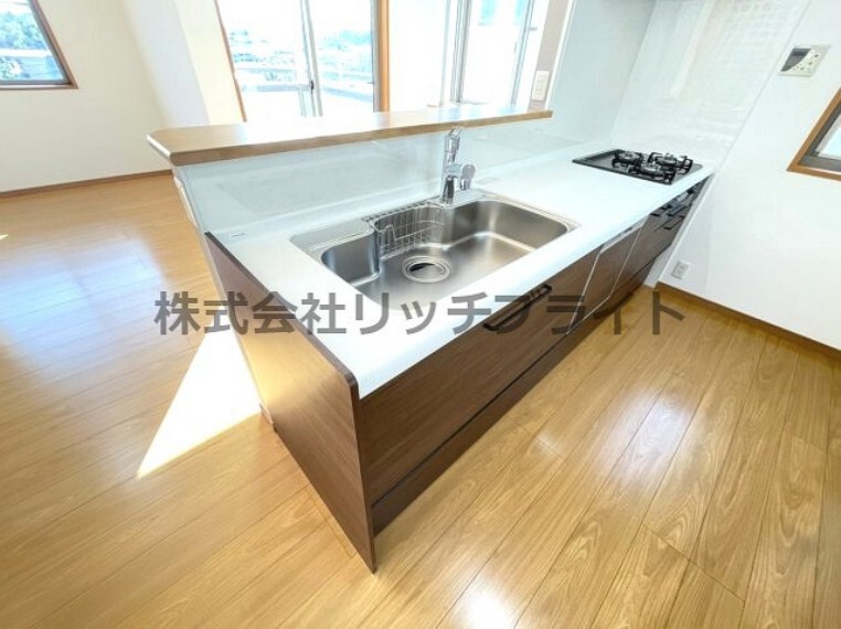 キッチン 開放感のある対面式のキッチンスペース。