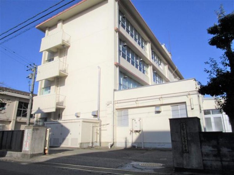小学校 伏見台小学校まで700m(徒歩9分)。1km圏内であれば、毎朝見送るママも安心ですね。