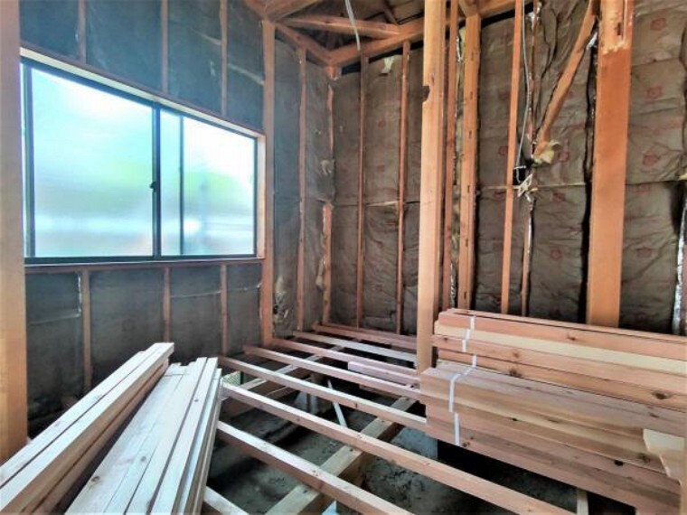 【リフォーム中】パントリーです。フロア張り、クロス張替え、棚新設、照明交換、建具交換を予定しております。食品はもちろん調理器具の保管にも役立ちますね。