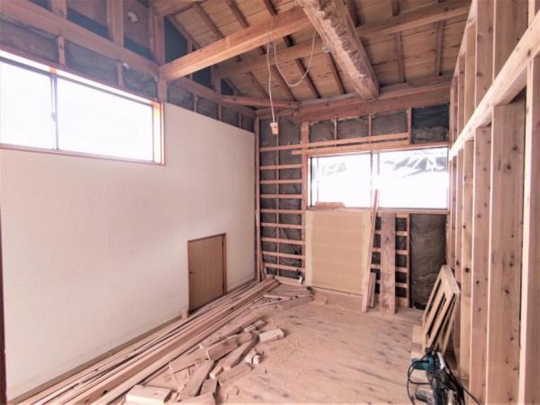 【リフォーム中】2F洋室7.5帖です。クッションフロア張り、クロス張替え、照明交換、建具交換、クローゼット新設を予定しております。二面採光の明るく風通しの良いお部屋です。お子さんの勉強部屋やお父さんの書斎にピッタリですね。