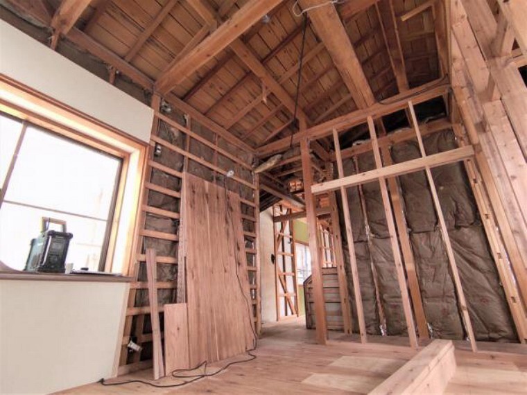 洋室 【リフォーム中】2F洋室5.5帖です。クッションフロア張り、クロス張替え、照明交換、建具交換、クローゼット新設を予定しております。北側のお部屋ではありますが、二面採光で光の入るお部屋です。
