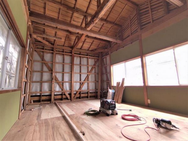 洋室 【リフォーム中】2F洋室9帖です。クッションフロア張り、クロス張替え、照明交換、建具交換、クローゼット新設を予定しております。ベッドと机を置いても圧迫感なく使えるお部屋です。