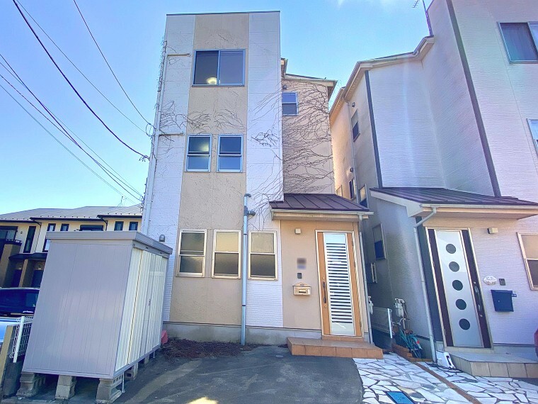 玄関 落ち着いた色合いの玄関です^^ 現地写真2021.3.15撮影