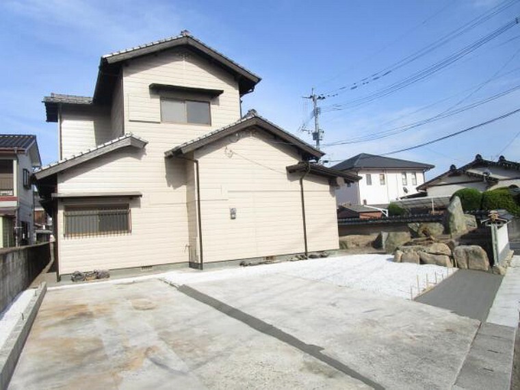 外観写真 【リフォーム済】倉庫を解体して駐車場に変更しています。3台駐車可能です。