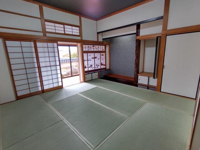 和室 【リフォーム済】1階奥の和室です。畳は表替えし、ふすまを張り替えています。お庭にも直結しているので、縁側のように使うこともできますよ。