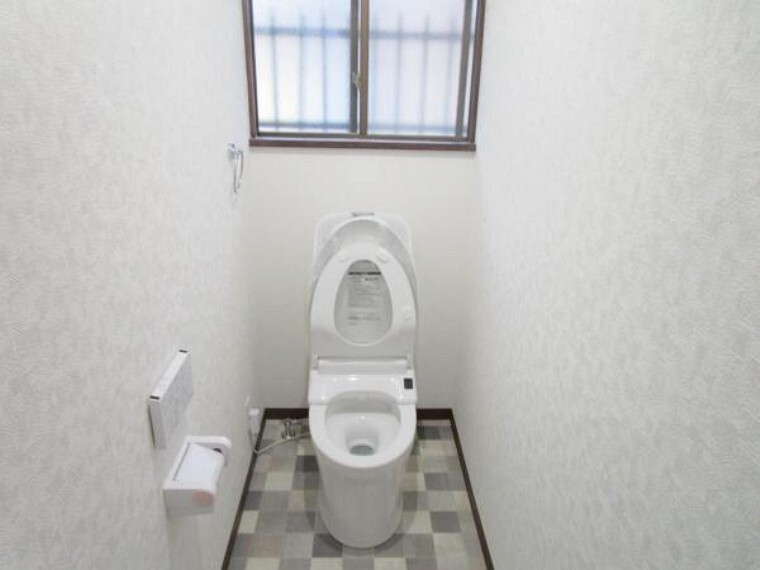 トイレ 【リフォーム済】トイレは新品に交換しました。壁・天井のクロス、床のクッションフロアを張り替えて、清潔感溢れる空間になりました。