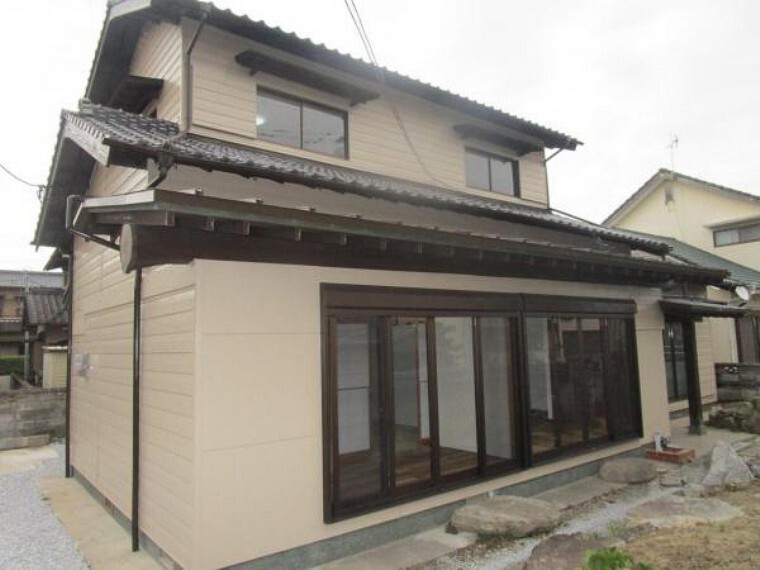 居間・リビング 売主として累計6万戸以上の住宅をリフォームして販売してきた経験に基づき、一戸一戸、土地や建物に合わせてリフォームを行っています。ぜひとも現地でご確認ください。