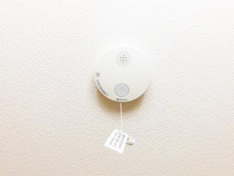【同仕様写真】全居室に火災警報器を新設します。キッチンには熱感知式、その他のお部屋や階段には煙感知式のものを設置し、万が一の火災も大事に至らないように備えます。電池寿命約10年です。