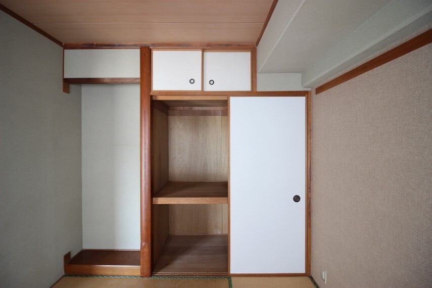 収納 6畳和室には床の間と押入れが備わっています。