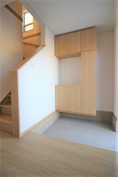 玄関 玄関ホール。たっぷりの収納付です。【同社施工例】