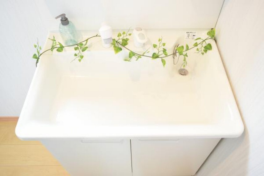 専用部・室内写真 【同仕様写真】洗面ボールです。花瓶やバケツの水汲みに便利なリフトアップ式。伸縮するシャワーホースで朝シャンも楽々。朝の時間短縮にも役立ちます