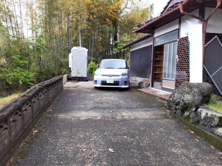 駐車場 【駐車場】下屋を解体し、駐車縦列2台、車庫1台、計3台の駐車スペースとなります。