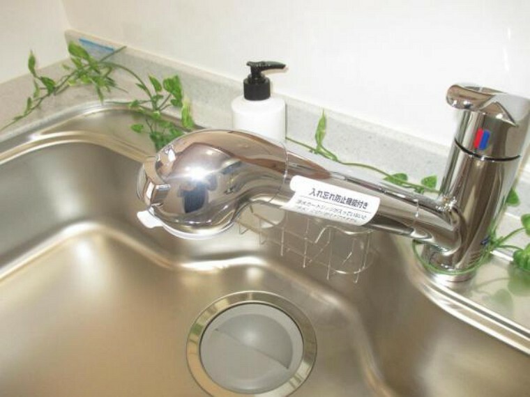 キッチン 【リフォーム済み】キッチンの水栓はシャワー式プラスでカートリッジ式の浄水器となっております。