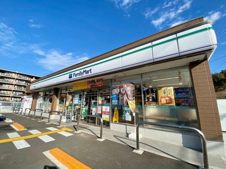 コンビニ ファミリーマート 奈良鶴舞西店