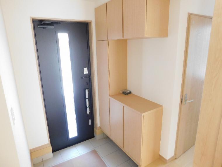 玄関 玄関のシューズクローク 棚は可動式なので靴に合わせて自由にカスタマイズできます!