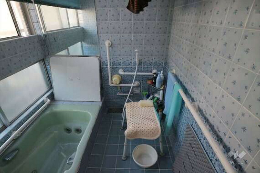 浴室 可愛らしいタイル貼りの浴室です。窓がついているため、カビが生えにくいです。