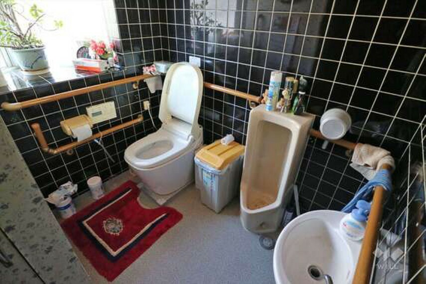 トイレ トイレは各階に設置。1階トイレには男性用便器もついています。