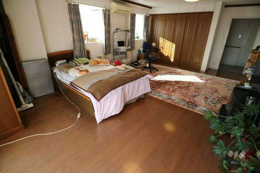 洋室 2階南側洋室約13.39帖。広々とした洋室では大きなベッドを置いても十分な空間があります。南向きの窓からは宝塚市と大阪平野を一望できます。