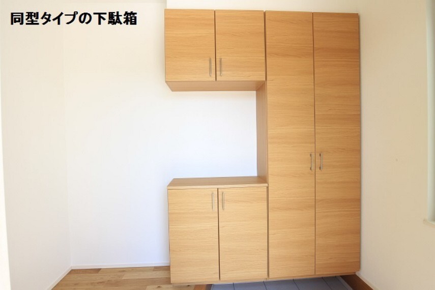 同仕様写真(内観) 同型タイプのシューズBOX。 棚の高さ調節ができるのでツッパリ棒などを設置してコートなどをかけることもできます。