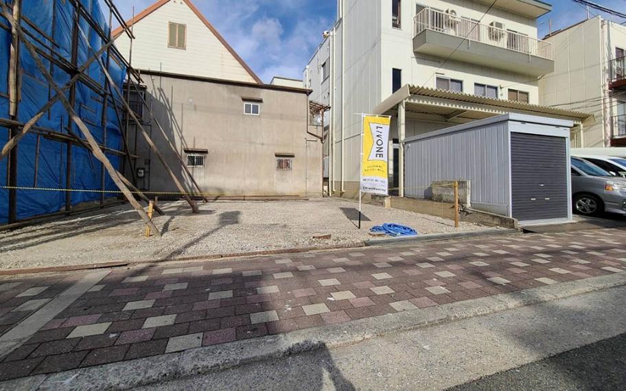 現況写真 前面道路写真■広々とした前面道路で、車の運転が苦手な方でも安心!交差点付近に立地していますが歩道もありますので安心です!