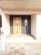 共用部・設備施設 【Entrance】 玄関ドアは二重のディンプルキー使用で防犯面も良好です。少し奥まった玄関前のスペースは雨に濡れずに玄関ドアが開けれる、良心設計ですね