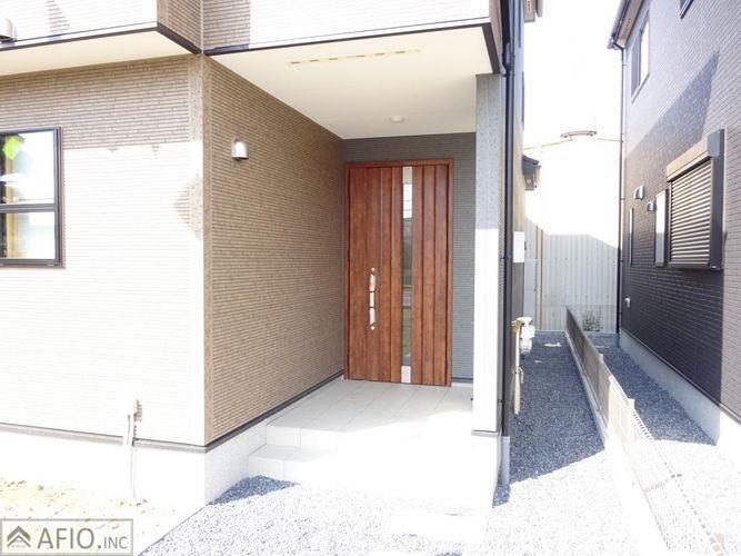 玄関 重厚感のある玄関ドア。
