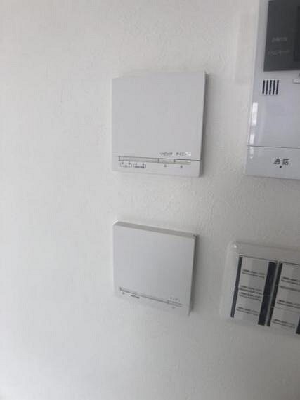 リビングを足元から暖める床暖房。お部屋の空気を乾燥させること無く、クリーンに暖めるので、冬のお肌にも嬉しい
