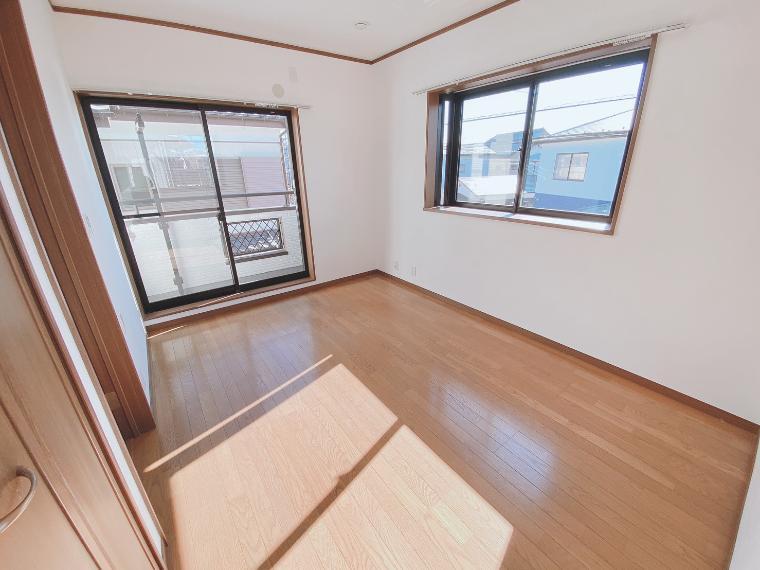 洋室 大きな窓が付いた6帖の洋室は陽当り良好で明るいお部屋です。