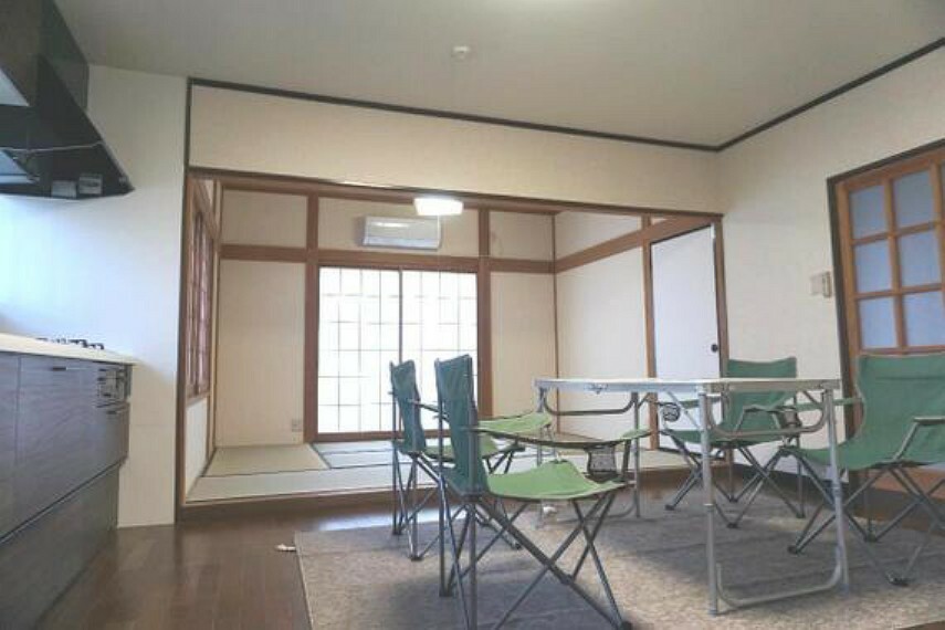 居間・リビング 和室との扉を開放して空間を広くお使い頂くこともできます。
