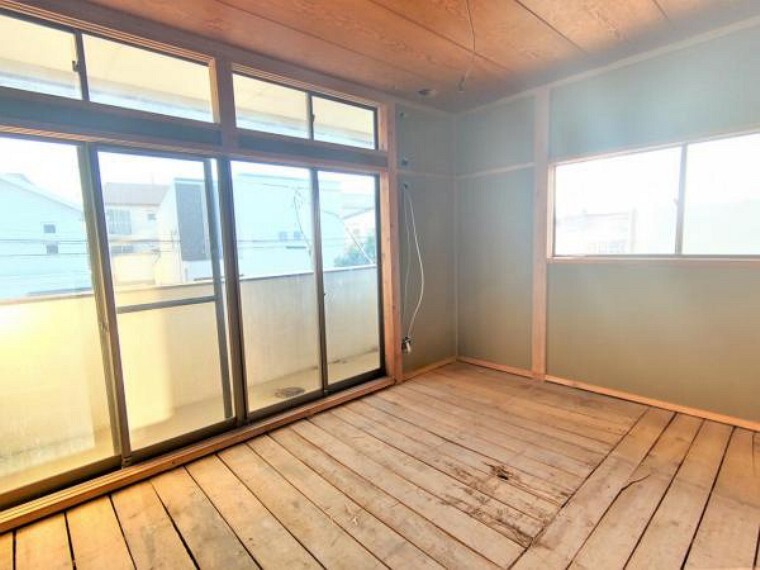 【リフォーム中】2階西側洋室です。和室から洋室へ間取り変更を行資、寝室や子供部屋として使っていただけますよ。