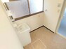 浴室 【リフォーム済】洗面脱衣室の写真です。床はクッションフロア張り、壁天井クロス貼りを施し暗くなりがちな洗面脱衣室は白を基調とした明るく清潔感のある空間に変わりました。