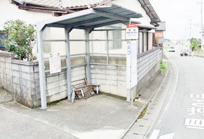 西鉄「佐谷」バス停まで徒歩4分(260M)です。福岡市営地下鉄「福岡空港」駅までバスで約30分です。地下鉄に乗り換えれば渋滞を気にせず天神や博多駅に移動できますので便利ですね。