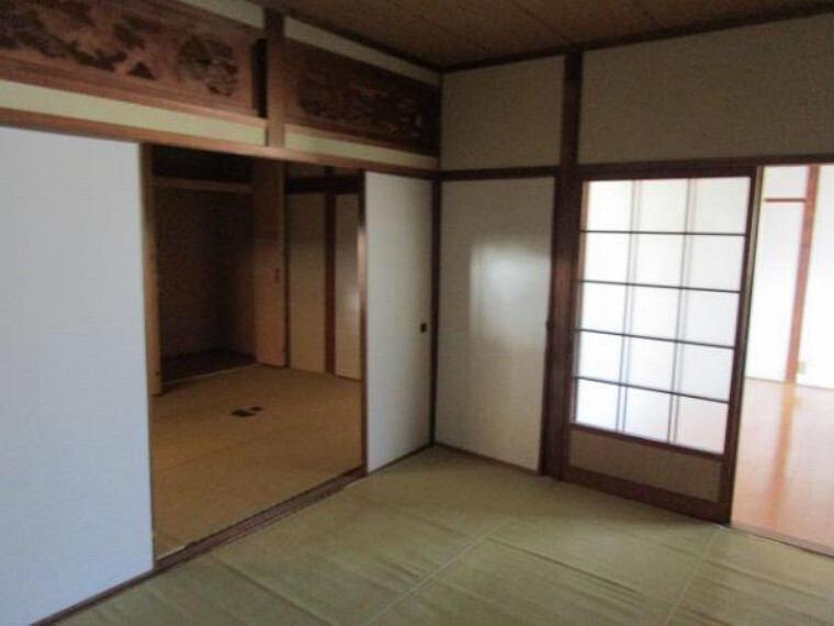 【リフォーム前】和室は今から洋室へ変更します。真壁から大壁にし、床・天井・壁クロスを張ります。さらに出入口ドア・収納部分も新品交換しますので開け閉めスムーズになり快適です。