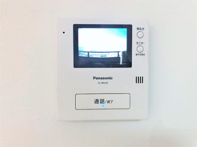 防犯設備 TVモニター付きインターホン。訪問者が一目でわかります。カラーモニターでとても鮮明に来訪者が確認でき、不在の際の録画機能もありとても便利です。