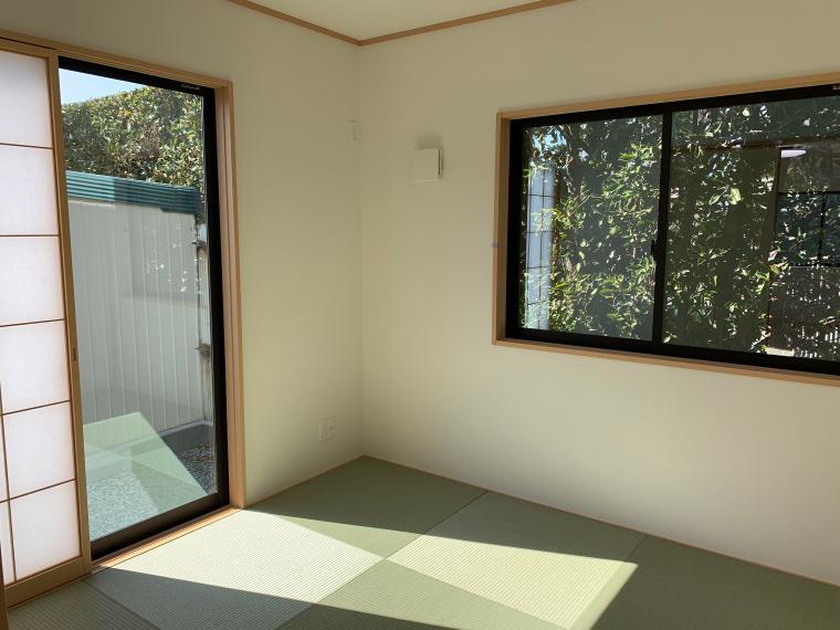 和室 リビングに繋がる和室でございます。家事の合間にホッと一息つける癒しの空間になるのではないでしょうか。
