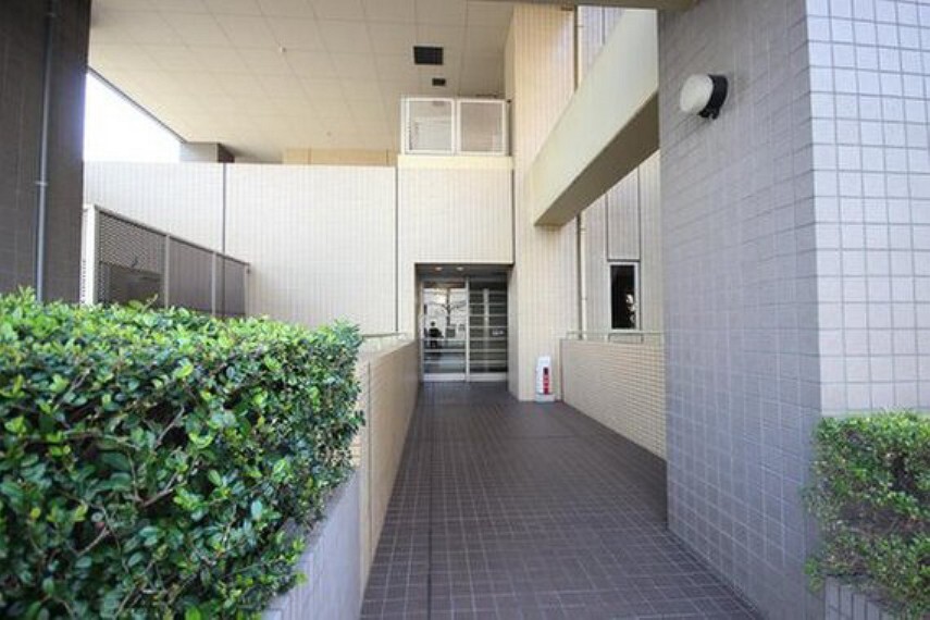 エントランスホール 重厚感あふれる高級マンションの印象を与えてくれます。洗練されたデザインは、住まうほど実感が増すものです。