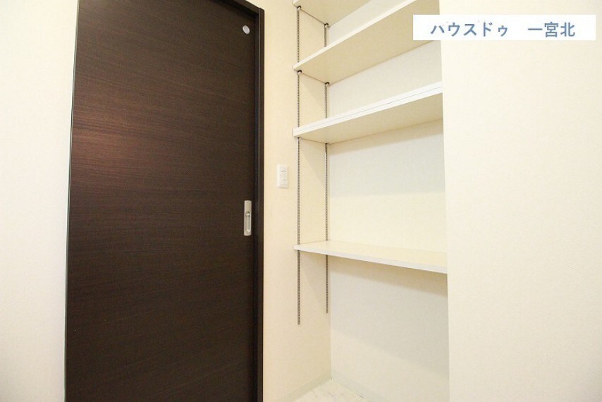 収納 【収納】片付けに便利な可動棚付きです