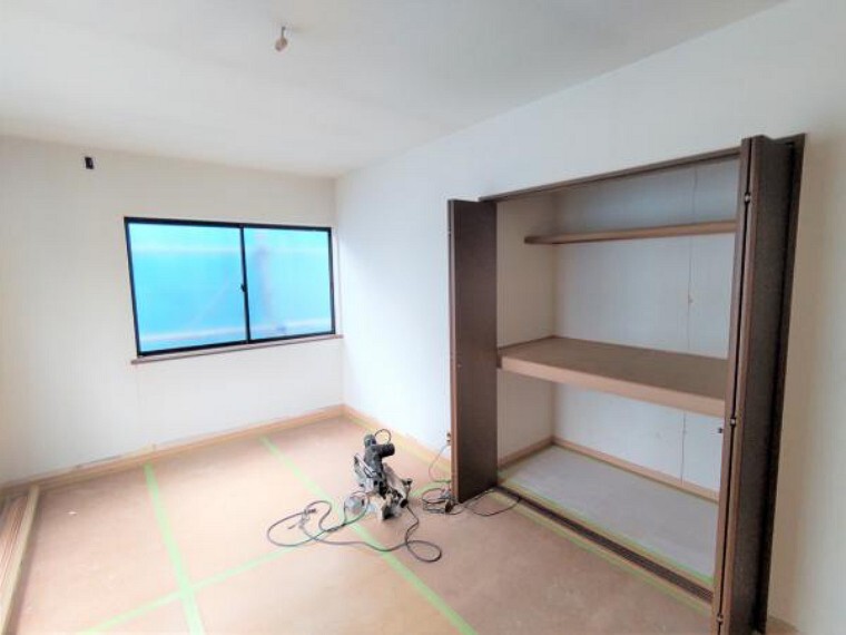【リフォーム中】2面採光でお部屋自体電気をつけなくても明るいです。収納スペースも用意してますのでお部屋をすっきり見せてお使いいただけます。