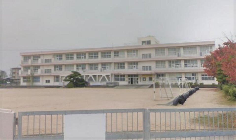 小学校 華浦小学校まで約1.2kmです。徒歩で歩いても約15分ほどで到着可能ですので通学も安心ですね。