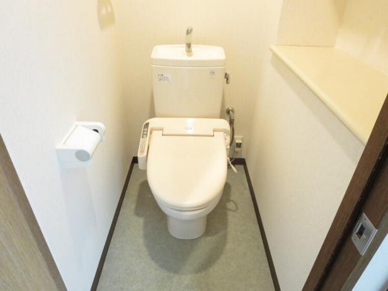 トイレ トイレは温水洗浄機能付きです。冬場でもお尻がヒヤッとしません。座って左手側にはちょっとした物置スペースがあります。予備のペーパー置き場としてはもちろん、お花や雑貨品を飾ったり本棚にするのもいいかも。
